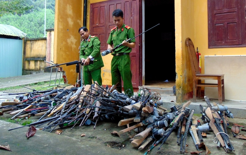 Người dân giao nộp hàng trăm khẩu súng tự chế - 1 Hàng trăm khẩu súng tự chế bắn đạn được Công an huyện Nam Giang thu hồi
