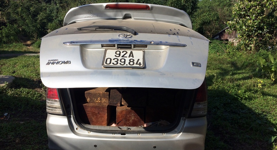 Tháo ghế xe Innova 7 chỗ để chở gỗ lậu - 1 Số gỗ lậu trên xe ô tô BKS 92A-039.84. (Ảnh: Công an Nam Giang)