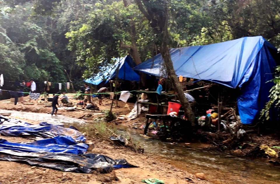 Lán trại của “vàng tặc’ ở khu vực mỏ vàng Bồng Miêu dựng lên để khai thác vàng trái phép