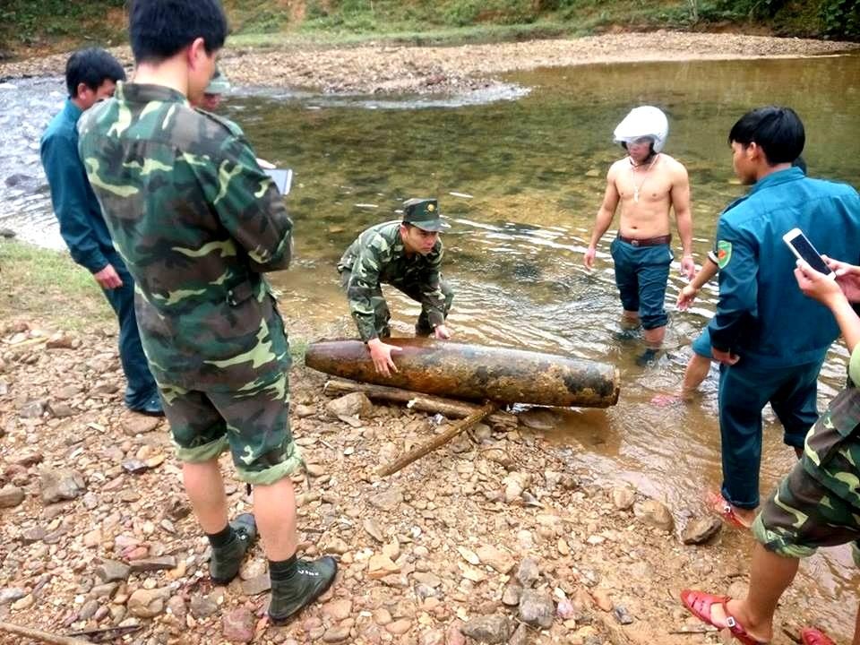 Một trong ba quả bom vừa được người dân phát hiện trên địa bàn huyện Tây Giang được mang đi tiêu hủy