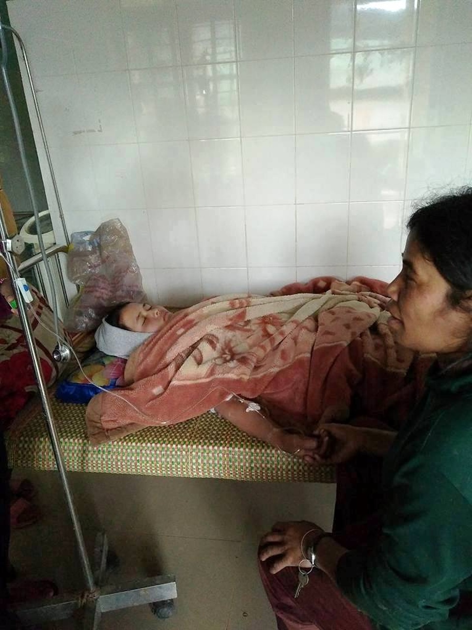 Cứu sống một phụ nữ Cơtu tự tử bằng lá ngón - 1 Chị Măng đang được điều trị tại Trạm Quân dân y kết hợp xã A Xan