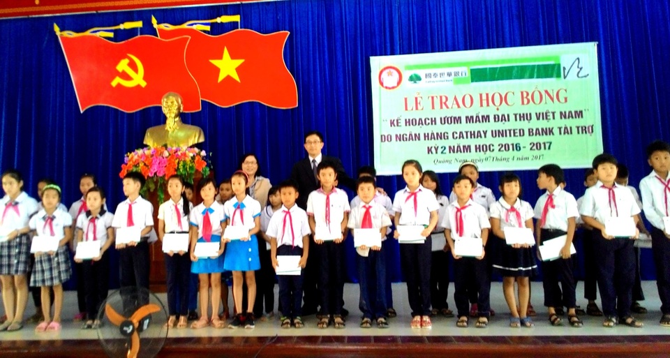 Quảng Nam: Trao hơn 600 suất học bổng đến học sinh - 1 Các em học sinh được nhận học bổng trong dịp này