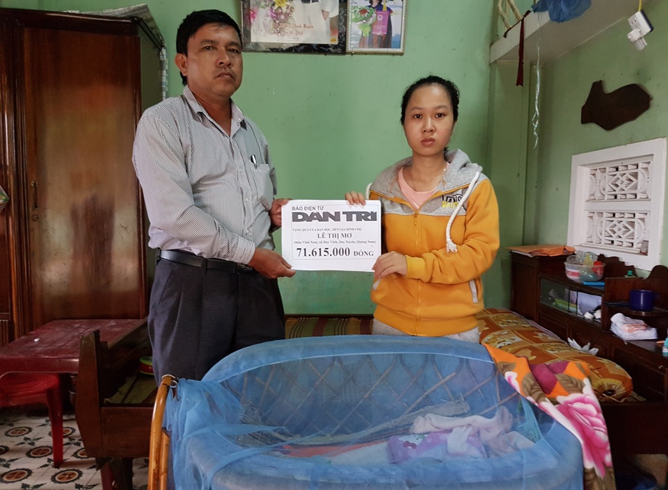 Hơn 71 triệu đồng đến với bé 3 tháng tuổi phải nhờ ống xông sữa để duy trì sự sống - 1 Đại diện lãnh đạo xã Duy Vinh trao quà của bạn đọc Dân trí đến chị Mơ
