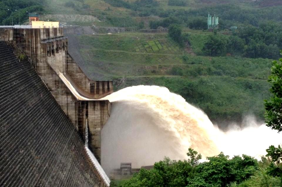 Quảng Nam loại khỏi quy hoạch những thủy điện không đáp ứng yêu cầu - 1 Tỉnh Quảng Nam yêu cầu loại khỏi quy hoạch những thủy điện không đáp ứng yêu cầu. Trong ảnh: Thủy điện Sông Tranh 2 xả lũ