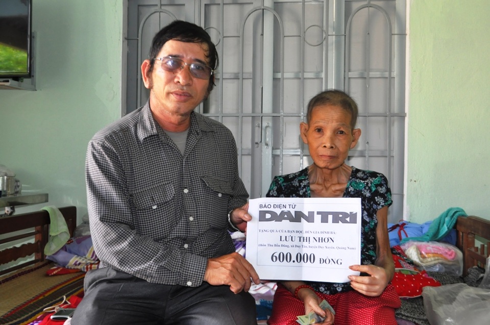 Ông Mai Lanh (Chủ tịch hội Chữ thập đỏ xã Duy Tân) trao số tiền đợt 3 đến bà Ngô Thị Bạc