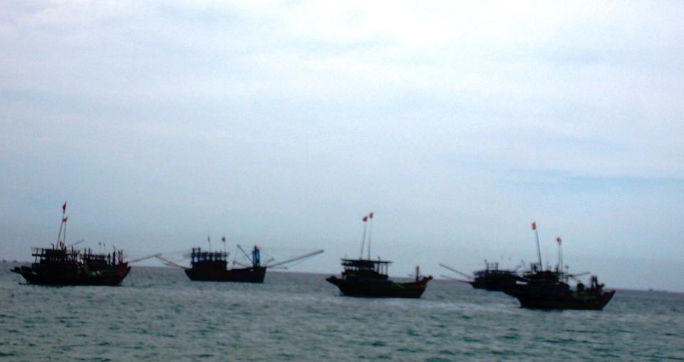 Một học sinh lớp 8 bị sóng biển cuốn trôi mất tích - 1 Đến sáng nay, lực lượng chức năng vẫn đang tiếp tục tìm kiếm thi thể học sinh mất tích ở biển Bình Minh