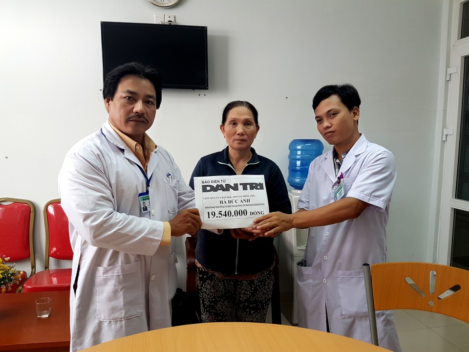 Gần 20 triệu đồng đến với người đàn ông mắc bệnh ung thư gan - 1 Đại diện Bác sĩ Bệnh viện Ung bướu Đà Nẵng trao tiền của bạn đọc Dân trí đến bà Mai