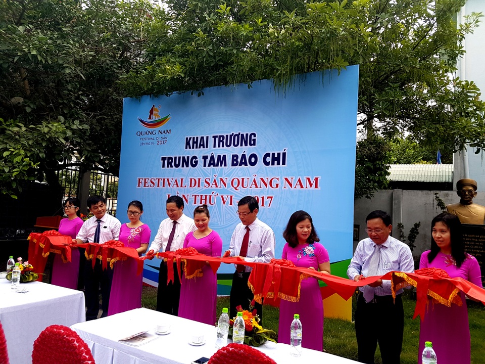 Quảng Nam khai trương trung tâm báo chí phục vụ Festival Di sản - 1 Lãnh đạo tỉnh Quảng Nam cắt băng khai trương Trung tâm báo chí festival