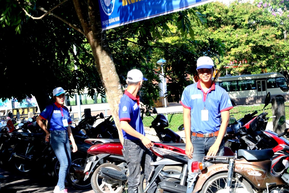 Tình nguyện viên giữ xe miễn phí cho phụ huynh và thí sinh - 1 Các tình nguyện viên giữ xe miễn phí cho thí sinh và phụ huynh