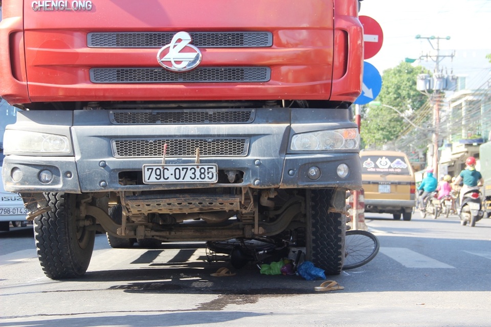 Hiện trường vụ tai nạn, với xe đạp của người phụ nữ bị cuốn vào gầm xe ben