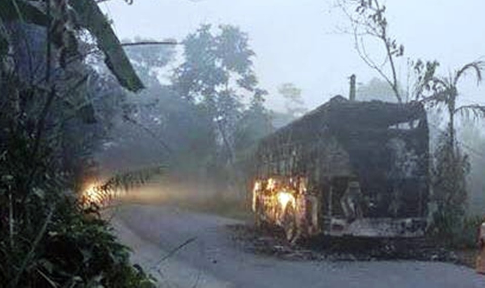 Chiếc xe khách mang BKS 92B-01392 bị cháy rụi. (Ảnh: CTV)