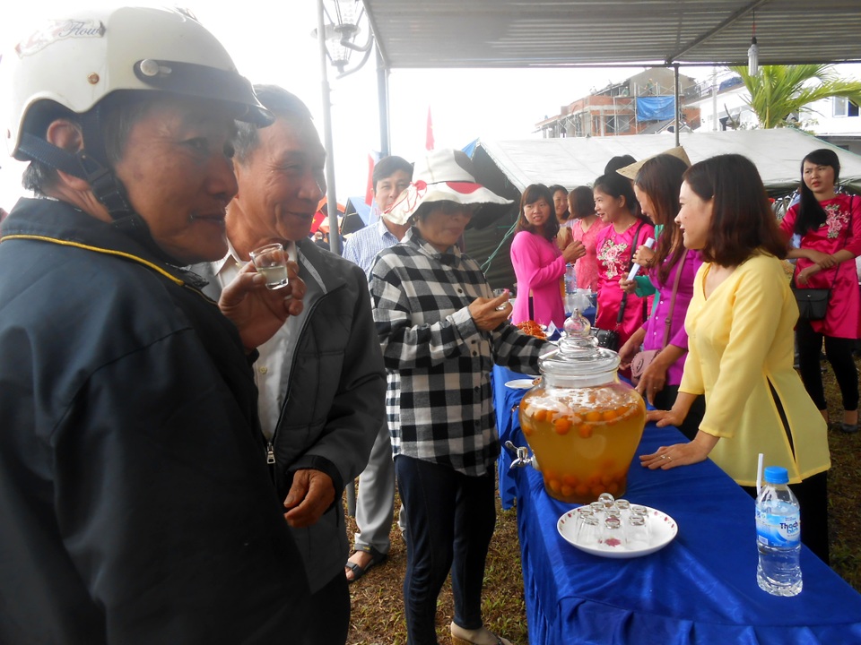 Hội An tưng bừng lễ hội cây quật cảnh - 13 Rất đông người dân và du khách thích thú thưởng thức các sản phẩm địa phương