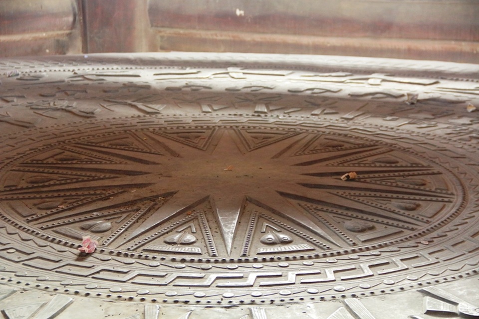 Chiếc trống đồng này nặng 70 tấn, cao 4,7m được mô phỏng từ chiếc trống đồng Đông Sơn. Trung tâm mặt trống là hình mặt trời, xung quanh là vạn vật sinh sôi nảy nở, trong đó có các hoạt động sinh hoạt của con người.