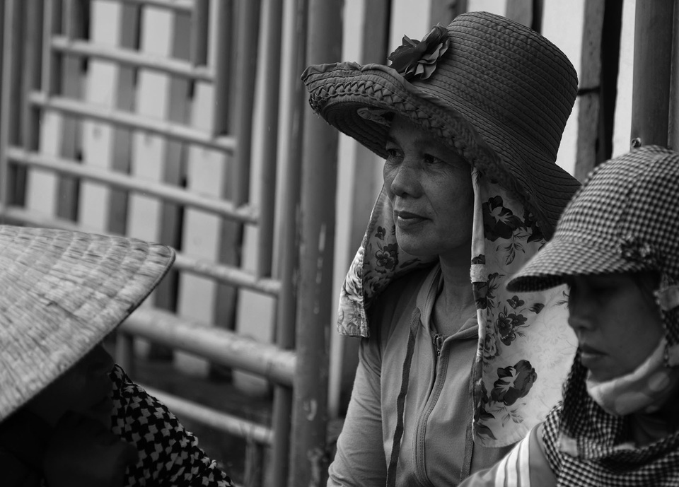 Nhọc nhằn những phụ nữ oằn mình gánh đá mưu sinh - 13 Những khuôn mặt đen xạm, đầy nếp nhăn của các phu đá ở Bình Châu.