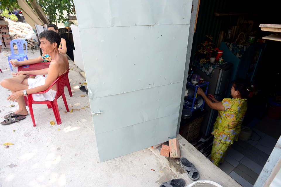 Nhiều người phải mang ghế ra vỉa hè ngồi vì nhà biến thành hầm, nóng không chịu được.