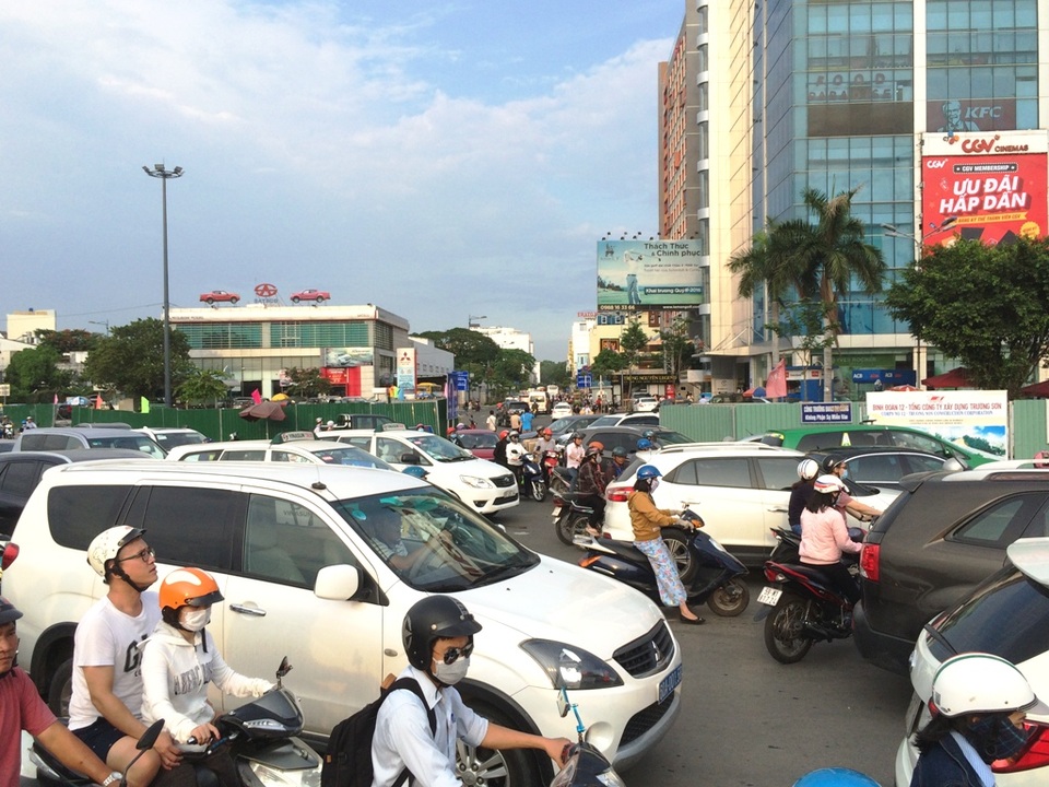 Kẹt xe, hành khách vác vali chạy bộ vào sân bay Tân Sơn Nhất - 14 Có lượng lực chức năng điều tiết giao thông nên tình hình bớt phức tạp, các phương tiện di chuyển thuận lợi hơn