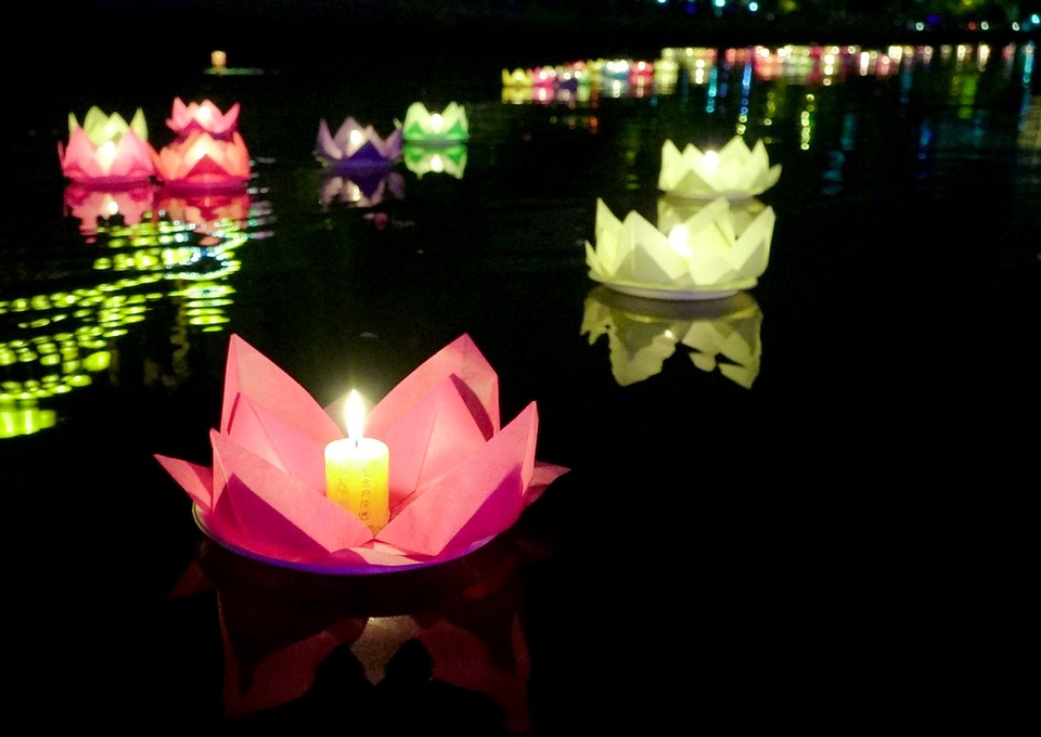 Hàng nghìn người Sài Gòn thả hoa đăng mừng lễ Phật đản - 14 Những chiếc hoa đăng nối đuôi nhau chạy dài trên mặt nước dòng kênh Nhiêu Lộc-Thị Nghè.