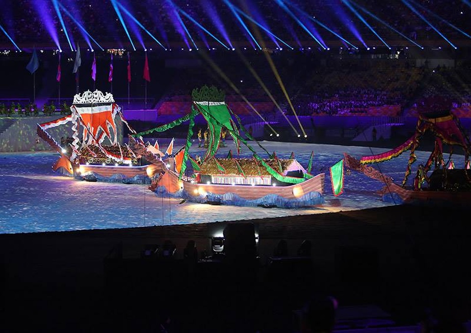 Lễ khai mạc SEA Games 29: Bữa tiệc đậm đà bản sắc văn hóa - 7
Những con thuyền được dàn dựng đưa lên sân khấu của lễ khai mạc SEA Games 29, ảnh: Q.H