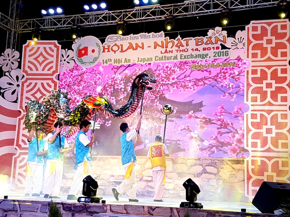 Nhiều hoạt động giao lưu văn hóa Hội An - Nhật Bản lần thứ 15 - 1 Tiết mục múa rồng của đoàn nghệ sĩ đến từ Nhật Bản tại giao lưu văn hóa Hội An - Nhật Bản lần thứ 14 năm 2016
