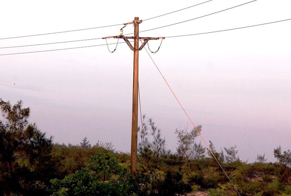 Trụ điện nơi ông D. leo lên bắt tổ chim và bị điện giật tử vong