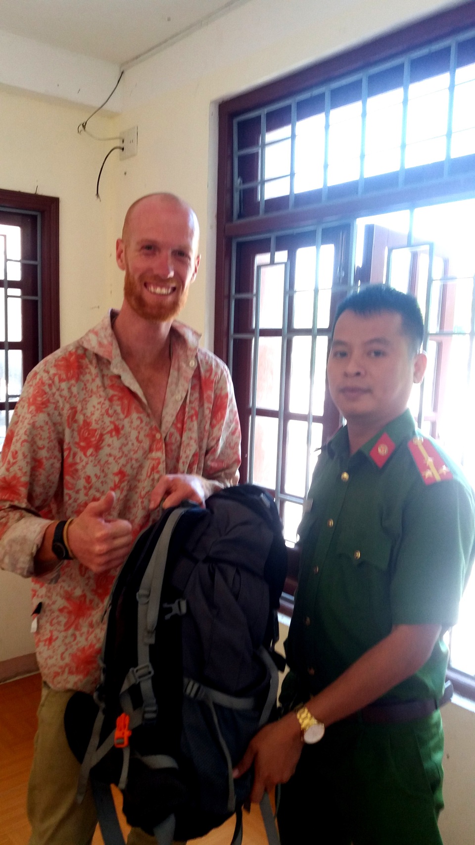 Công an trả lại tài sản cho du khách nước ngoài - 1 Ông Michach David Towsend nhận lại tài sản từ Công an thị xã Điện Bàn