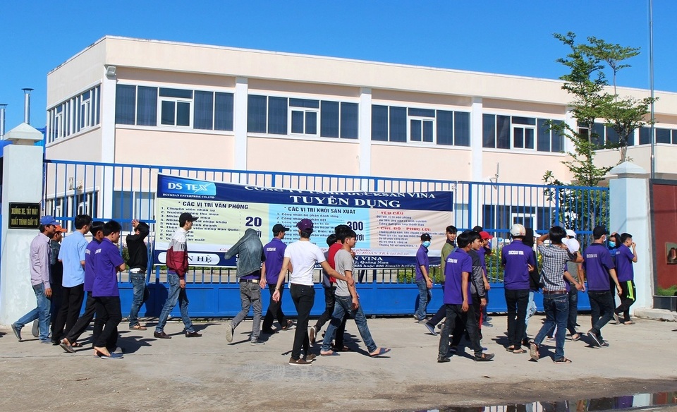 Quảng Nam: Hơn 100 công nhân đình công do bị cắt tiền tăng ca - 1 Các công nhân Công ty TNHH MTV Ducksan Vina đình công