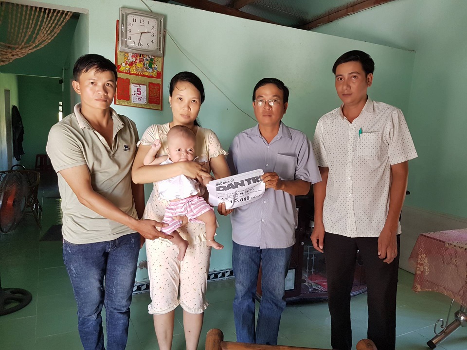 Hơn 135 triệu đồng đến với bé 7 tháng tuổi mắc hội chứng Apert hiếm gặp - 1 Đại diện lãnh đạo TP Hội An và xã Cẩm Thanh trao tiền của bạn đọc Dân trí đến gia đình chị Phượng