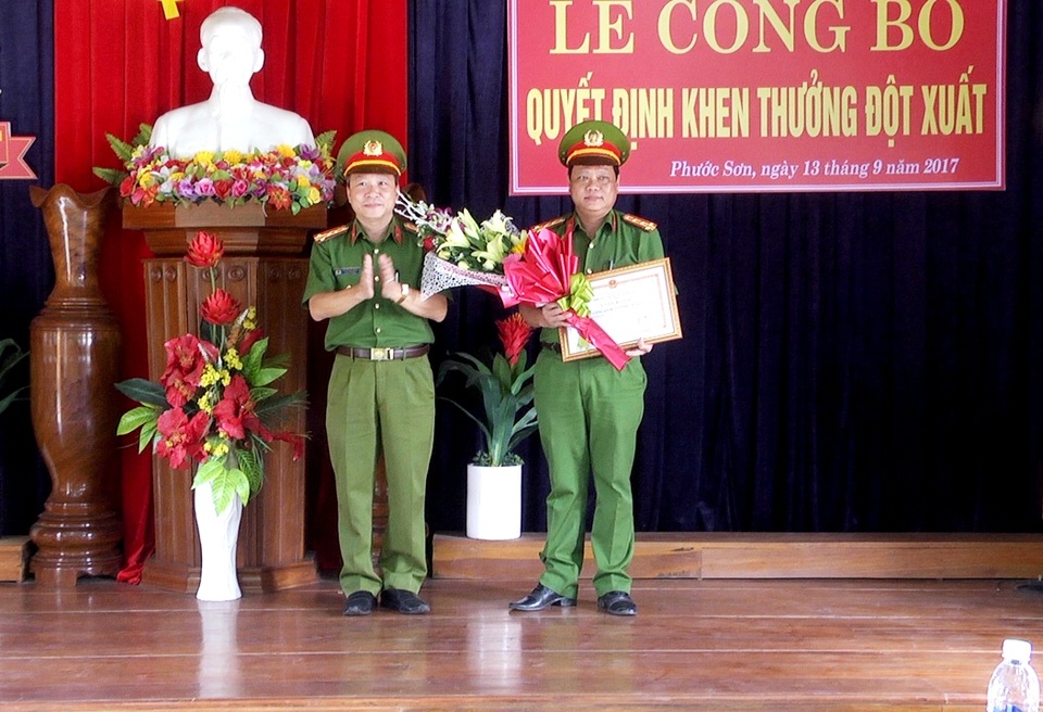 Khen thưởng công an phá vụ án đâm chết bảo vệ trường học - 1 Đại tá Nguyễn Đức Dũng (bên trái), Phó Giám đốc Công an tỉnh quảng Nam khen thưởng Công an huyện Phước Sơn