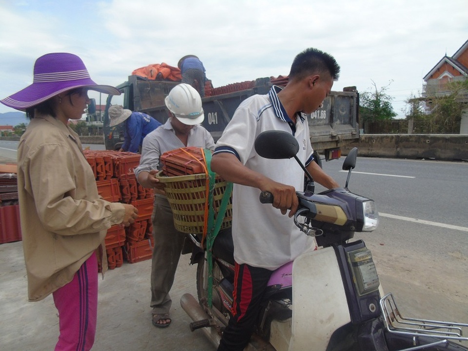 Người dân đổ xô đi mua ngói lợp nhà sau bão - 1 Người dân đến cửa hàng vật liệu xây dựng để mua ngói về sửa nhà sau bão