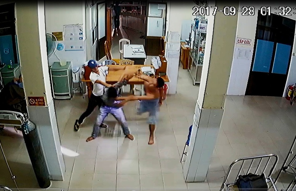 Hình ảnh “đại náo” trung tâm y tế của nam thanh niên cởi trần - 1 Nhóm thanh niên “đại náo” tại Trung tâm Y tế huyện Phú Ninh (Ảnh cắt từ clip)