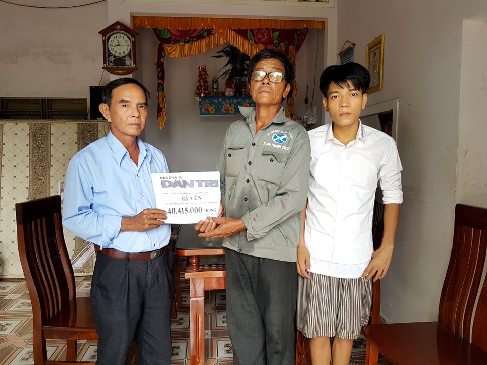 Hơn 40 triệu đồng đến gia đình có hai cha con cùng mắc bệnh nặng - 1 Đại diện lãnh đạo xã Điện Thắng Nam trao tiền của bạn đọc Dân trí đến hai cha con ông Yên