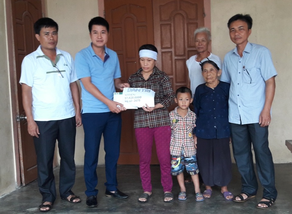 Trao hơn 57 triệu đồng đến gia đình trưởng thôn tử nạn khi giúp dân khắc phục bão số 10 - 2 Ngày 15/10, PV Dân trí cùng chính quyền xã Sơn Lộc, huyện Can Lộc (Hà Tĩnh) đã tới thăm và trao số tiền 57.825.000 đồng của bạn đọc tới gia đình chị Trương Thị Phượng (vợ anh Nguyễn Thu Lộc)