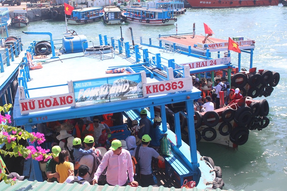 Khánh Hòa đạt doanh thu du lịch gần 13.000 tỷ đồng trong 9 tháng - 1 Du khách tại bến tàu du lịch Cầu Đá, TP Nha Trang vào tháng 9/2017