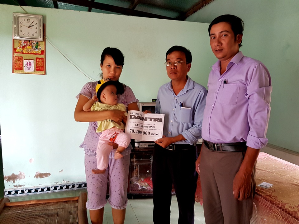 Thêm hơn 70 triệu đồng đến với bé 7 tháng tuổi bị hội chứng Apert hiếm gặp - 1 Đại diện lãnh đạo TP Hội An và xã Cẩm Thanh trao tiền của bạn đọc Dân trí đến chị Phượng