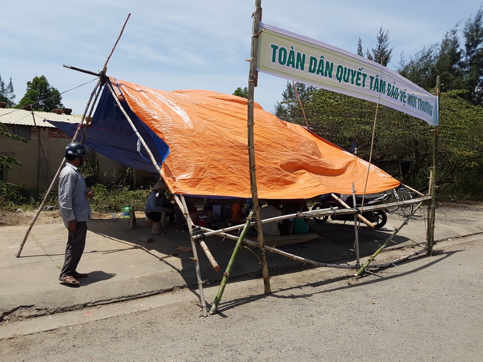 Người dân quyết phong tỏa nhà máy thép, chính quyền ra “tối hậu thư” - 1 Gần 4 tháng người dân dựng lều phong tỏa nhà máy thép Việt Pháp