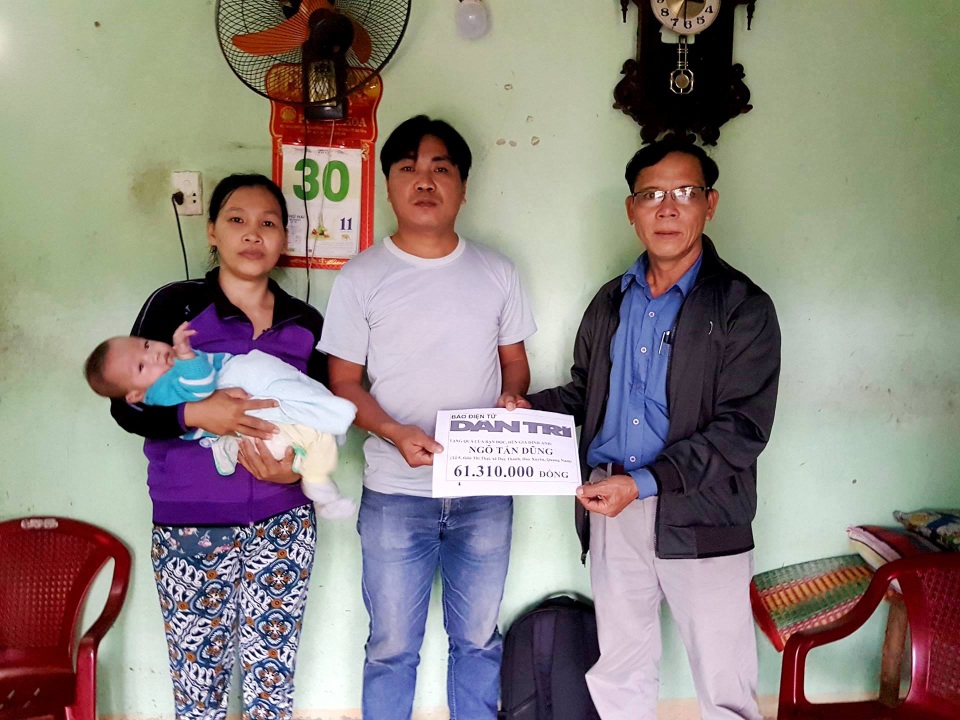 Hơn 61 triệu đồng đến với bé 3 tháng tuổi mắc bệnh teo hẹp động mạch phổi - 1 Đại diện lãnh đạo xã Duy Thành trao tiền của bạn đọc Dân trí đến gia đình