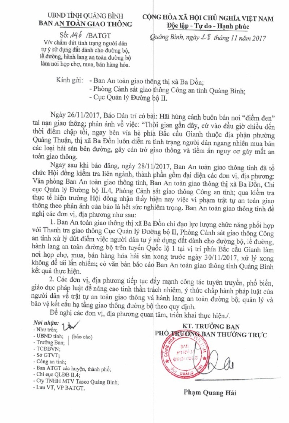 Dẹp bỏ tình trạng buôn bán nơi “điểm đen” tai nạn giao thông - 3 Sau khi Báo Dân trí phản ánh, Ban An toàn giao thông tỉnh Quảng Bình đã lập đoàn kiểm tra và có văn bản đề nghị Ban An toàn giao thông thị xã Ba Đồn phối hợp với cơ quan liên quan tiến hành xử lý dứt điểm tình trạng lấn chiếm trước ngày 30/11.