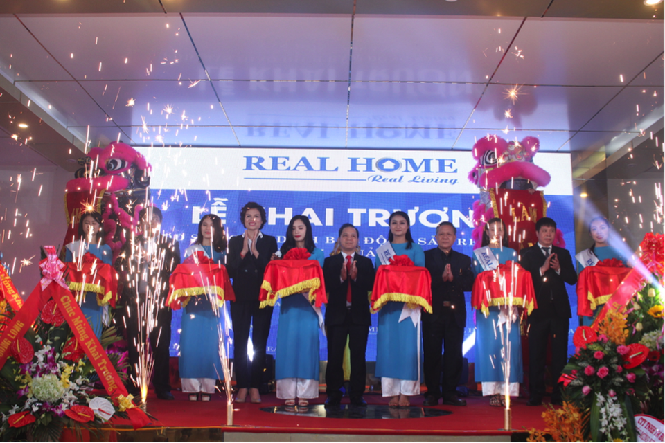 Chủ đầu tư Vương Long chọn Real Home là nhà phân phối dự án tại Vân Đồn, Quảng Ninh - 1
Lễ cắt băng khai trương văn phòng giao dịch Real Home tại Vân Đồn, Quảng Ninh sá ng ngày 9/12/2017