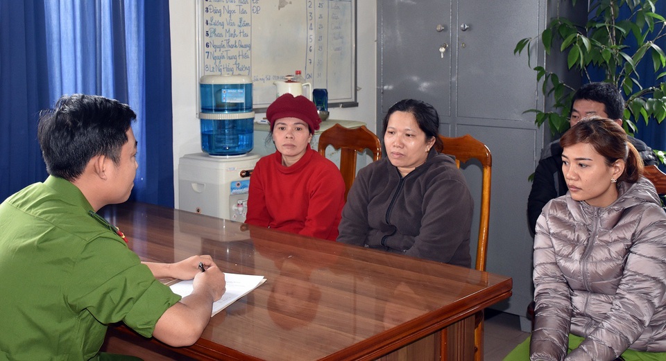 Bắt đường dây lô đề hàng tỉ đồng - 1 Các đối tượng trong đường dây ghi lô đề tại cơ quan công an. (Ảnh Công an Quảng Nam)