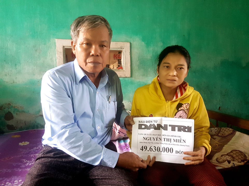 Đại diện lãnh đạo xã Điện Thắng Nam, thị xã Điện Bàn trao quà của bạn đọc Dân trí đến bà Miên