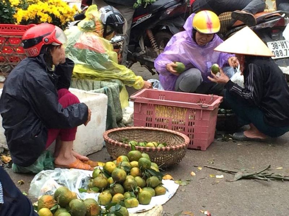 “Chen chân” sắm Tết trong phiên chợ ngày cuối năm - 33 “Chen chân” sắm Tết trong phiên chợ ngày cuối năm - 33