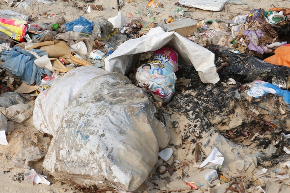 
Bãi biển trở thành nơi chứa rác như thế này đây.

