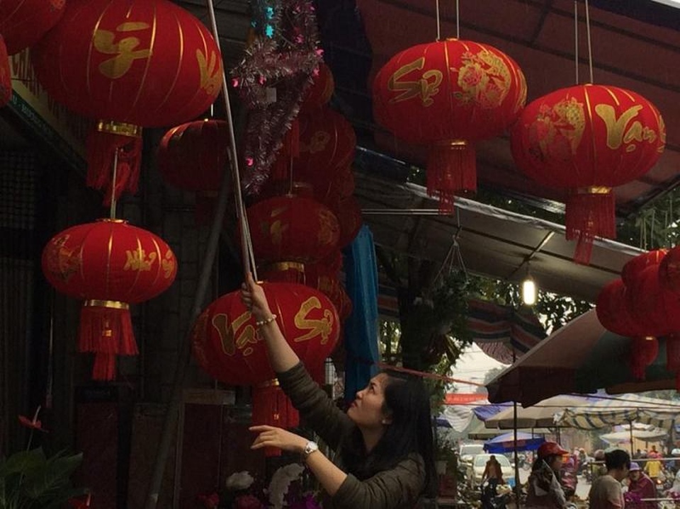 “Chen chân” sắm Tết trong phiên chợ ngày cuối năm - 26 Đến câu đối, ảnh Bác Hồ hay đèn lồng