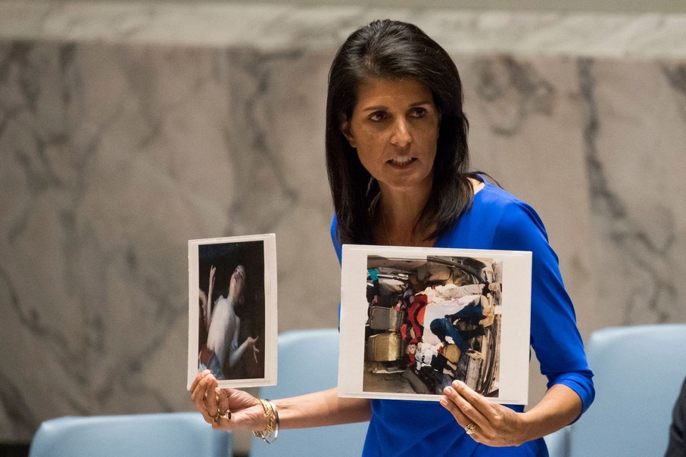 Những khoảnh khắc khó quên năm 2017 (1) - 17 Đại sứ Mỹ tại Liên Hợp Quốc Nikki Haley công bố những bức ảnh chụp các nạn nhân trong vụ tấn công bằng chất độc hóa học ở Syria trong cuộc họp của Hội đồng Bảo an Liên Hợp Quốc. (Ảnh: Getty)