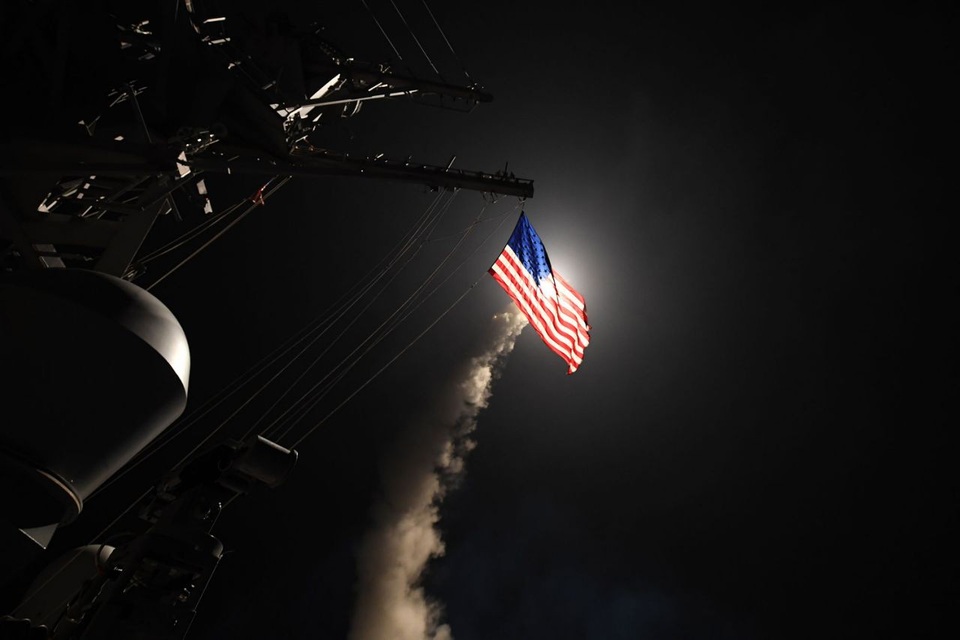 Những khoảnh khắc khó quên năm 2017 (1) - 18 Tàu khu trục USS Porter của Mỹ phóng tên lửa hành trình Tomahawk từ Địa Trung Hải nhằm vào căn cứ quân sự ở Syria để đáp trả vụ tấn công bằng vũ khí hóa học khiến hàng chục dân thường thiệt mạng hồi tháng 4. (Ảnh: Getty)