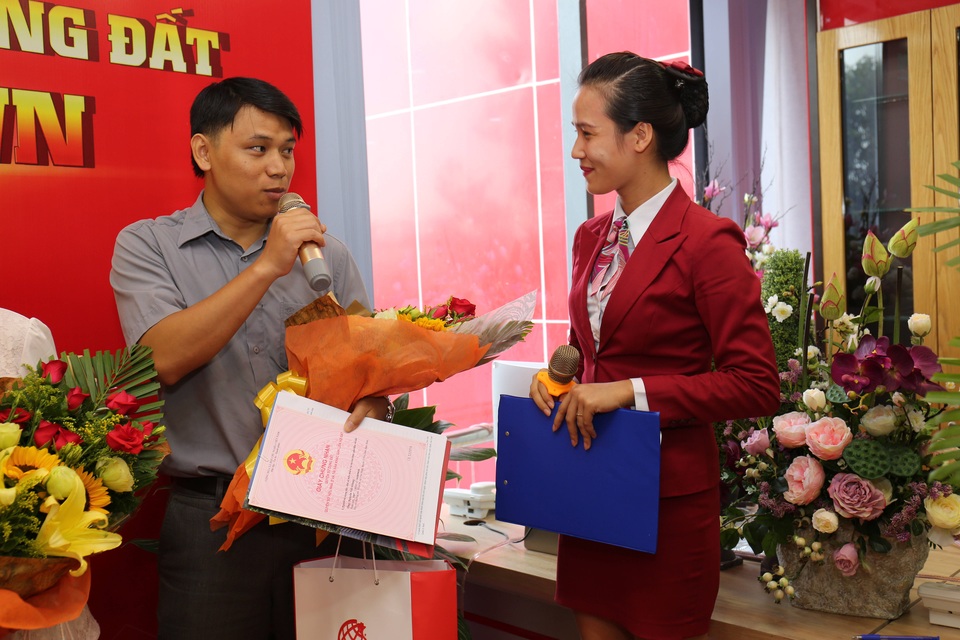 Địa ốc Kim Phát và Việt Hưng Phát trao hàng trăm sổ đỏ cho khách hàng - 1
