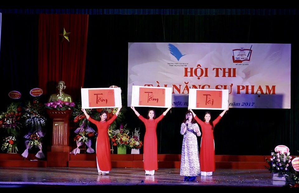 Cuộc thi vẻ đẹp "Tâm - Tầm - Tài" của người thầy thế kỷ XXI - 2
Cô giáo Lê Mai Phương – tổ Ngữ văn – với bài hùng biện xúc động về người thầy thế kỉ XXI