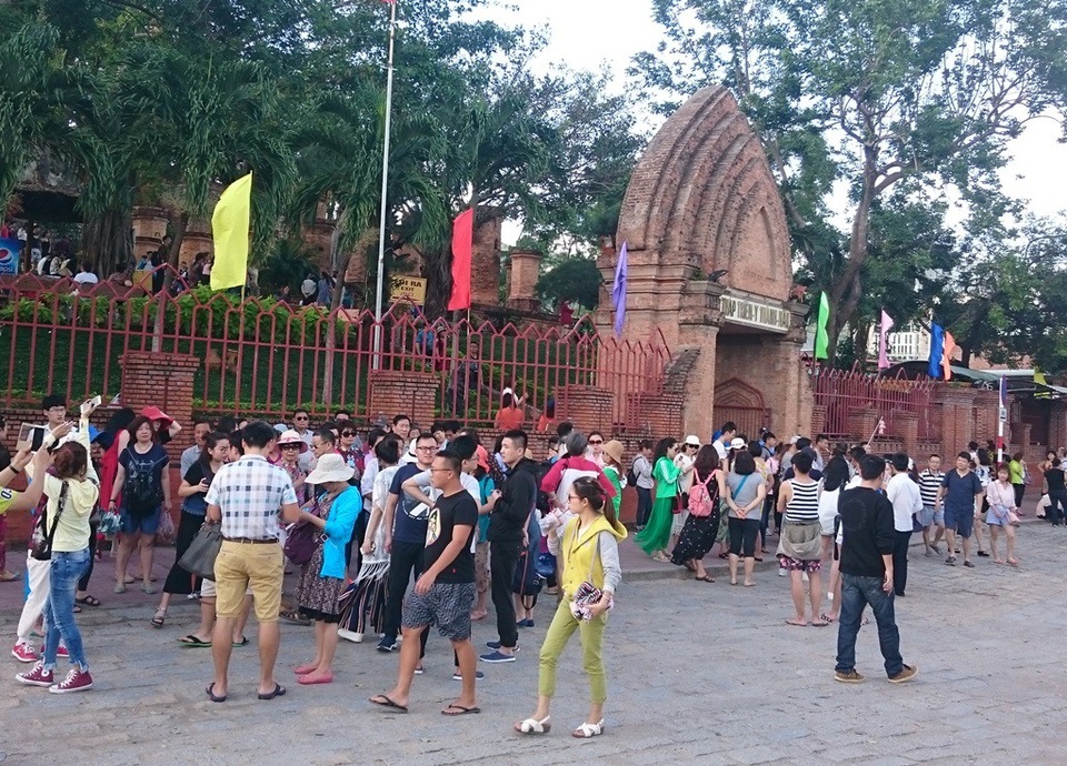 Du khách tại tháp bà Ponagar Nha Trang - một cụm tháp cổ nghìn tuổi tại Nha Trang, chiều 31/12