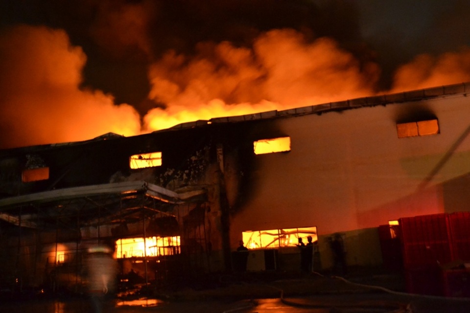 Cháy lớn tại Công ty Suzuki Việt Nam - 2 Đám cháy lan rộng khắp khu vực kho rộng hàng ngàn m2.