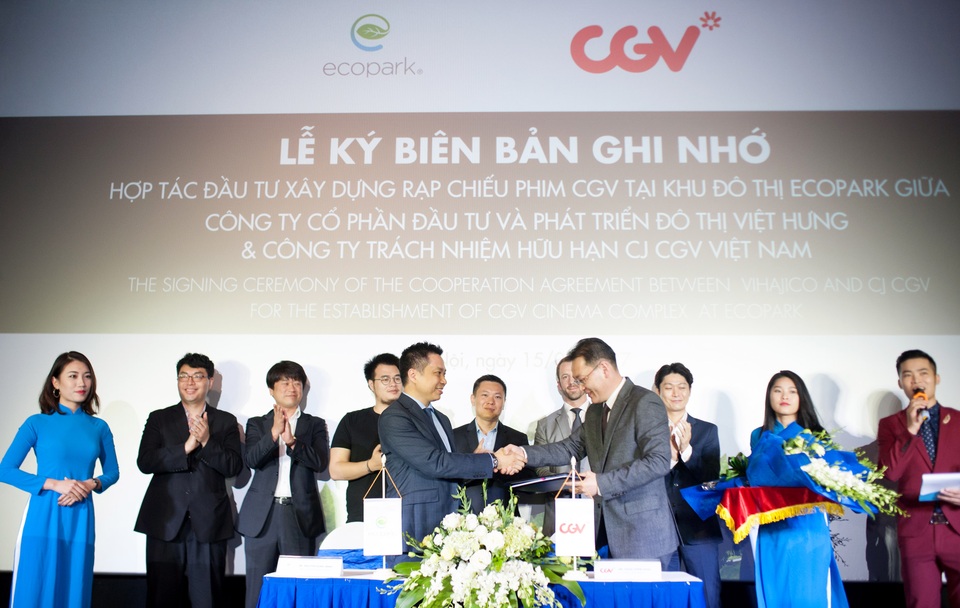 Căn hộ cao cấp cho thuê, sức hút bất ngờ từ kênh đầu tư mới - 2 Khách thuê được thụ hưởng nhiều dịch vụ đẳng cấp như Học viện Golf, rạp chiếu phim, vịnh thuỷ, quảng trường…